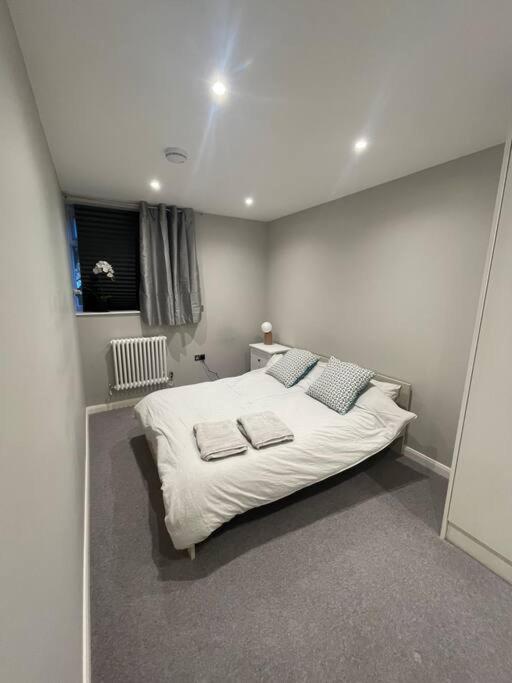 Marvellous New Build 2 Bed Flat - 1 Ophelia Court Apartment Epsom Bagian luar foto