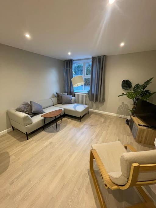 Marvellous New Build 2 Bed Flat - 1 Ophelia Court Apartment Epsom Bagian luar foto