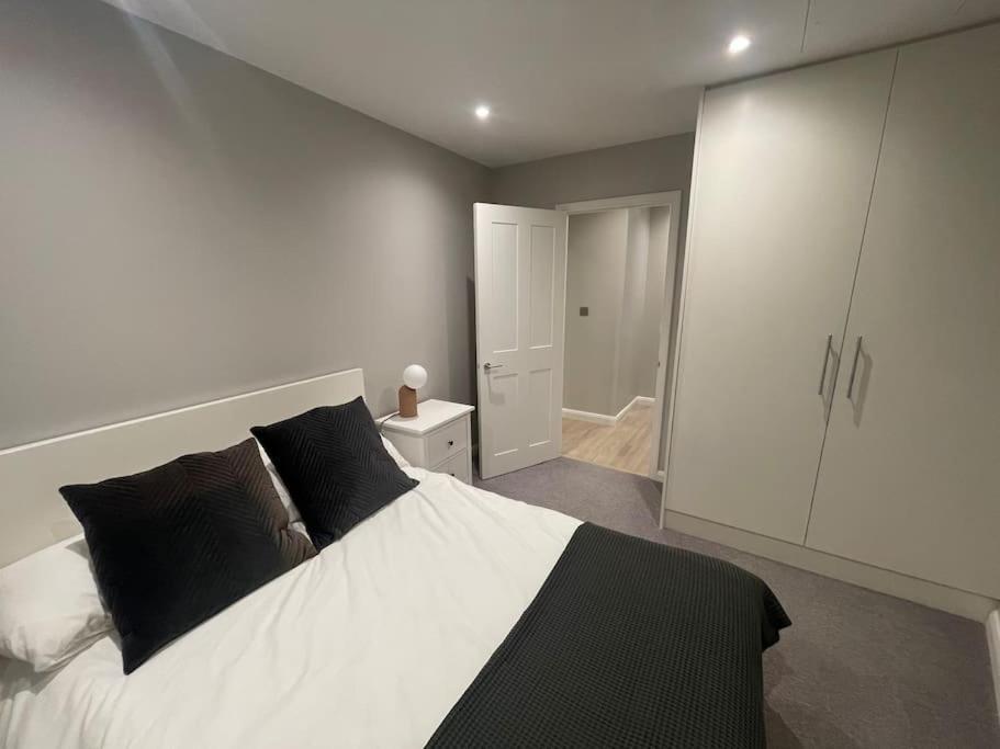 Marvellous New Build 2 Bed Flat - 1 Ophelia Court Apartment Epsom Bagian luar foto