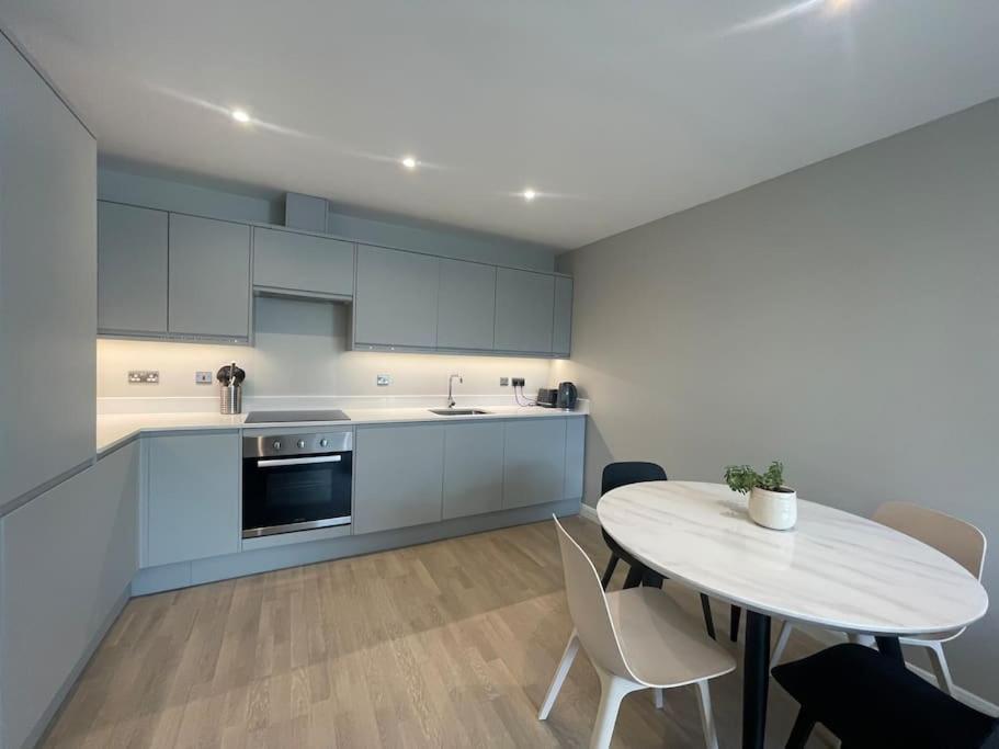 Marvellous New Build 2 Bed Flat - 1 Ophelia Court Apartment Epsom Bagian luar foto