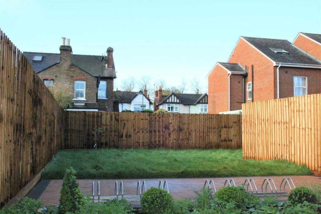 Marvellous New Build 2 Bed Flat - 1 Ophelia Court Apartment Epsom Bagian luar foto