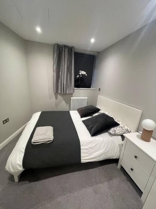 Marvellous New Build 2 Bed Flat - 1 Ophelia Court Apartment Epsom Bagian luar foto