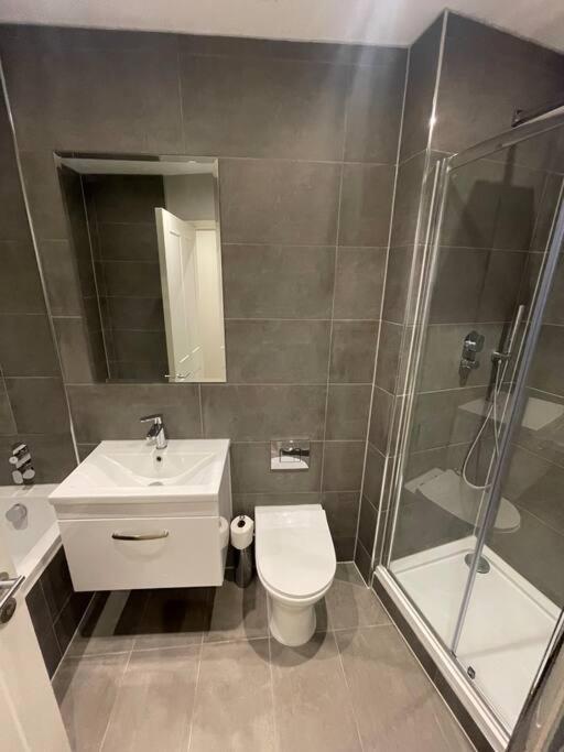 Marvellous New Build 2 Bed Flat - 1 Ophelia Court Apartment Epsom Bagian luar foto