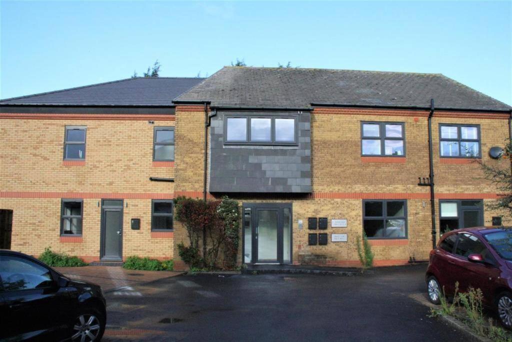 Marvellous New Build 2 Bed Flat - 1 Ophelia Court Apartment Epsom Bagian luar foto